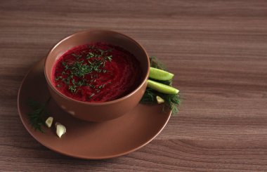 Yeşil salatalıklı soğuk pancar çorbası.