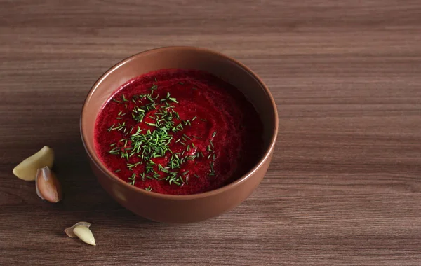 Summer cold beet soup with greens and cucumbers — Stock Photo, Image