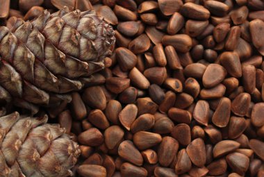 Çam fıstığının arka planında çam kozalağı, sağlıklı ve sağlıklı yiyecekler, çam fıstığı, üst manzara.