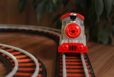 Gri trenli çocuk demiryolları, çocuk oyuncakları