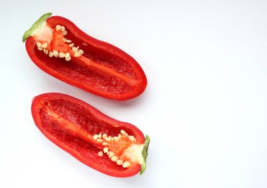 Hafif arkaplanda kırmızı taze biber.