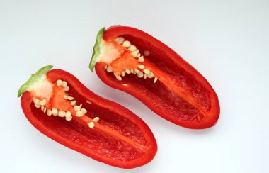 Hafif arkaplanda kırmızı taze biber.