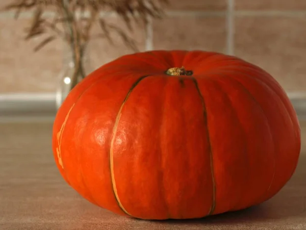 Orange pumpkin on a beige background, Harvest for Halloween — Stock Photo, Image