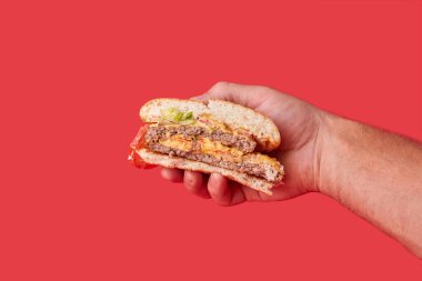 Sebzeli ve pirzolalı büyük bir hamburgerin....