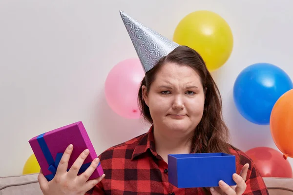 En ung kvinna fick en dålig födelsedagspresent i en ljus låda. — Stockfoto