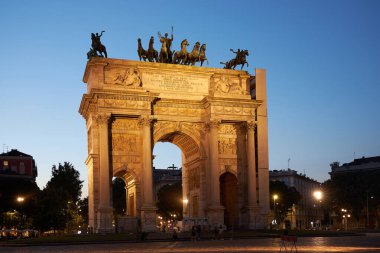 Arco della Pace. Güzel gece manzarası. Milan İtalya 08.2020