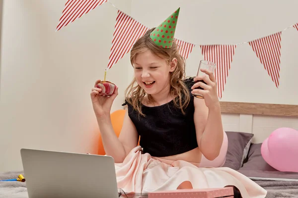 Lycklig flicka firar sin födelsedag och håller en kaka och läsk i handen. — Stockfoto