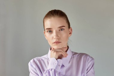 Düşünceli bakışlı bir kadın kameraya bakar. Güzel yüz..