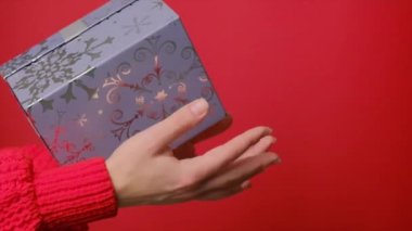 Yukarıdan, kızların elindeki parlak mavi bir kutuya bir hediye düşer. Yavaş çekim.