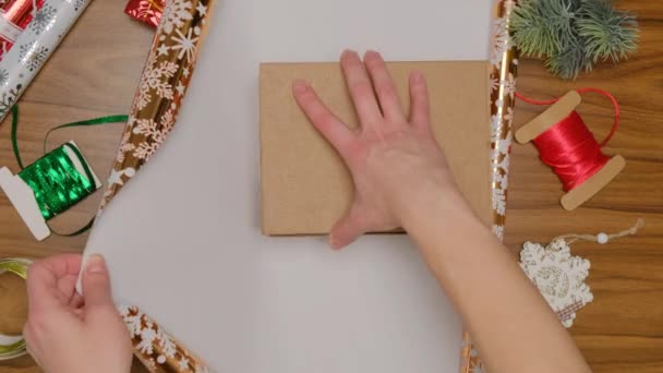 Krok za krokem instrukce pro balení dárku během svátků. — Stock video