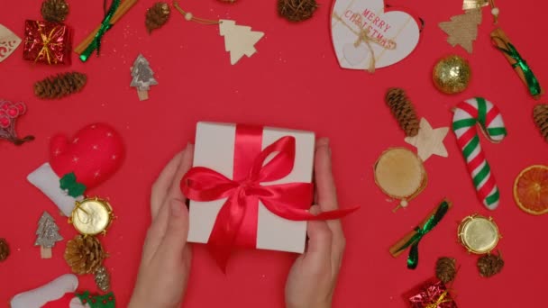 Flach lag er. Geschenk zu Weihnachten und Neujahr in einer weißen Schachtel mit roter Schleife. — Stockvideo