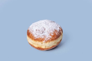 Yukarıdan manzara. Doldurulmuş lezzetli donut. Yüksek kalorili yiyecekler..