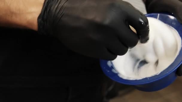 수염은 전문적으로 관리 한다. 이발사는 그릇에 있는 모직 거품을 휘저어 낸다. — 비디오