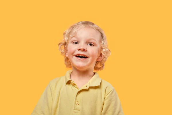 Porträt eines Schülers auf gelbem Hintergrund, der in die Kamera blickt. — Stockfoto
