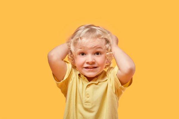 Porträt eines schönen, fröhlichen Schulkindes auf gelbem Hintergrund. — Stockfoto