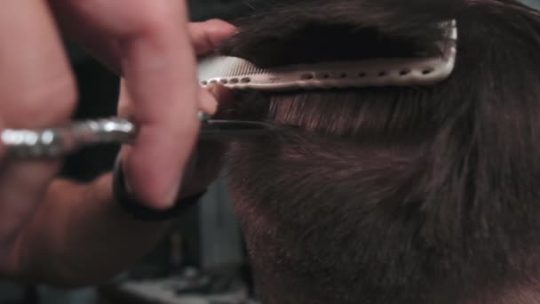 Primer plano de un hombre de pelo corto. Peluquería masculina corta un cabello clientes. — Vídeo de stock