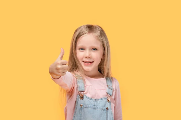 Nettes Mädchen schaut in die Kamera und zeigt eine super Geste, Finger rein. — Stockfoto