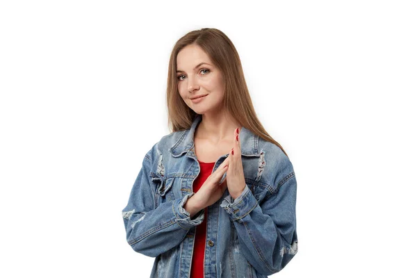 Una giovane bella donna con i capelli lunghi guarda la fotocamera e sorride. — Foto Stock