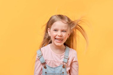 Küçük bir kız için güzel sarı saçlar..