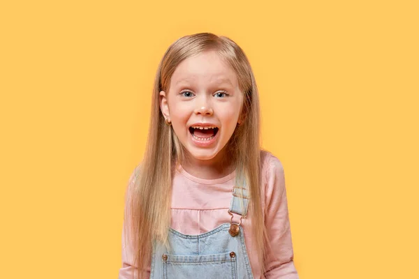 Porträt eines schönen blonden Mädchens, das lächelt und in die Kamera blickt. — Stockfoto
