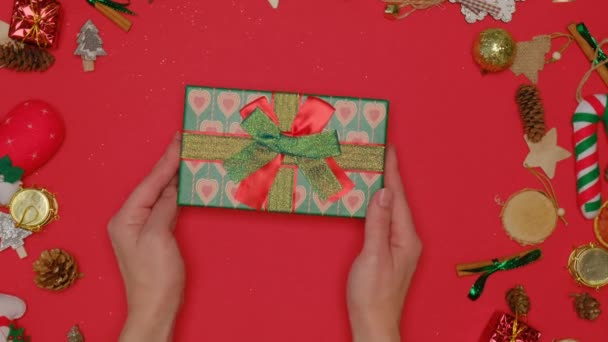 All'interno di una scatola c'è un giocattolo a forma di cuore con l'iscrizione Buon Natale. — Video Stock