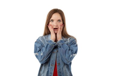 Dehşete düşmüş genç bir kadın kameraya ağzı açık bakar..