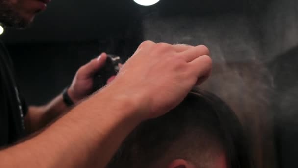 Disparo en cámara lenta de pulverización de uñas sobre el cabello de los clientes. — Vídeo de stock