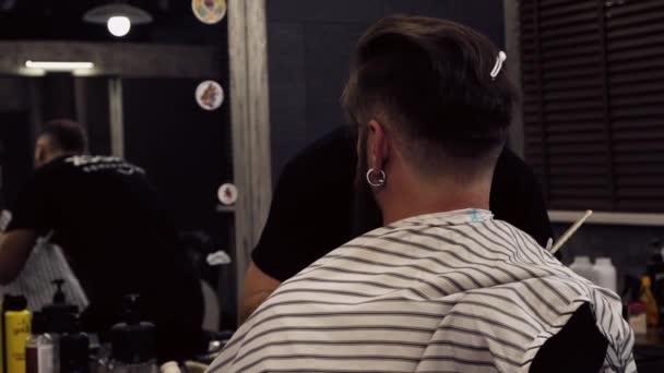 Cura professionale della barba nel barbiere. La vista dal retro. — Video Stock