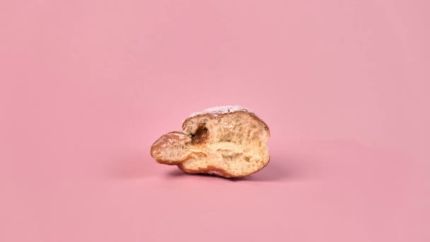 Stop beweging zoete donut met vullen. Half opgegeten voedsel., in het kader van. — Stockvideo
