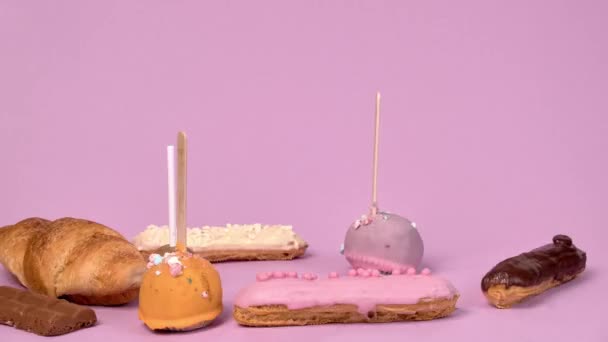 De nombreux desserts différents sont au centre, se déplaçant sur les côtés. Stop motion. — Video