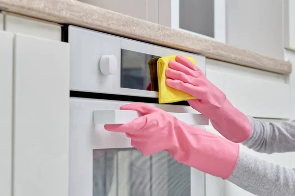女性の手でピンクゴム手袋でクリーニングを行うキッチン. — ストック写真