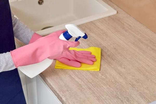 Limpeza da cozinha com spray, produtos químicos e microfibra. Sem rosto.. — Fotografia de Stock