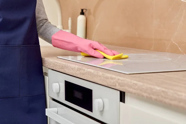 Limpeza da cozinha em luvas de borracha e microfibra. Rotina doméstica. — Fotografia de Stock