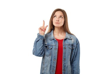 Bir kadın kırmızı manikürlü bir parmağı boş bir yere doğrultur. Beyaz arkaplan.