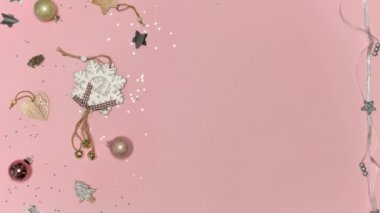 Pembe arka planda parlak ambalajlı hediyelerin üst görüntüsü. Düz yatıyordu.