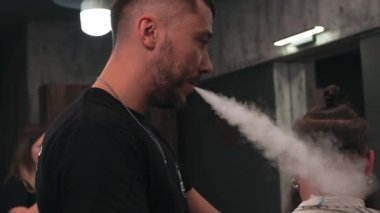 Berber adam müşteriye kalın nargile veriyor..