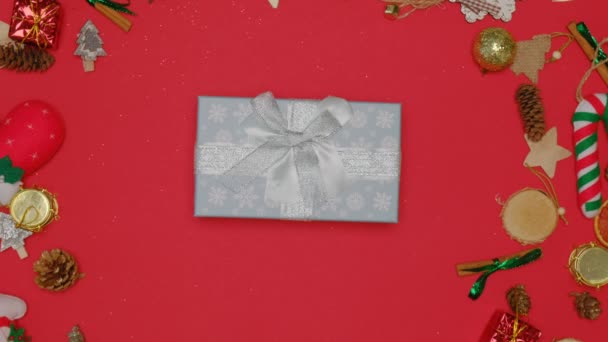 Caja de regalo, dentro de una estrella de juguete con la inscripción Feliz Navidad. — Vídeo de stock