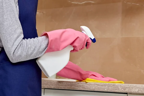 Limpieza de la cocina con guantes de goma, productos químicos y microfibra. — Foto de Stock