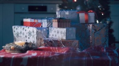 Parlak kar yukarıdan gelen hediyelerin üzerine yağar. Noel 'den önceki gece.