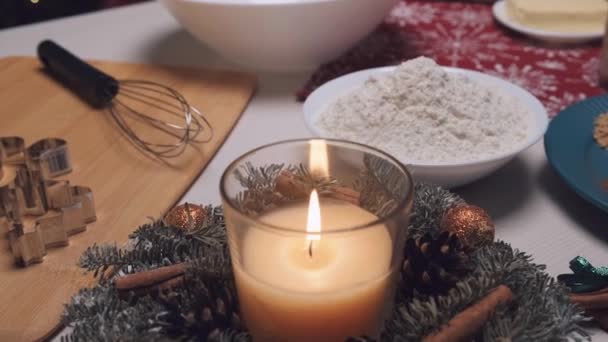 Ingredientes para biscoitos de Natal estão sobre a mesa. — Vídeo de Stock