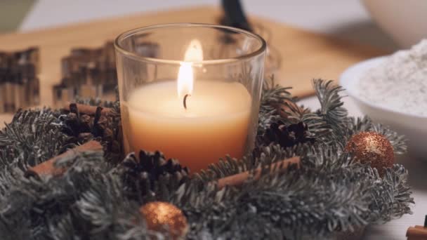 Ingredienti per i biscotti di Natale. La telecamera close-up si sposta da sinistra a destra. — Video Stock