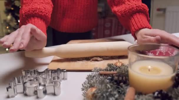 Las manos de las mujeres preparan una fina capa de masa para cocinar galletas de jengibre. — Vídeo de stock