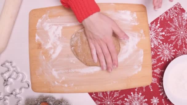 Visão superior das mulheres mãos em uma camisola vermelha preparando massa para biscoitos de Natal. — Vídeo de Stock