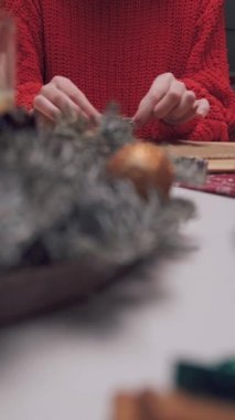 Genç bir kadın hamurdan rakamları kesiyor. Noel kurabiyeleri pişiriyorum..