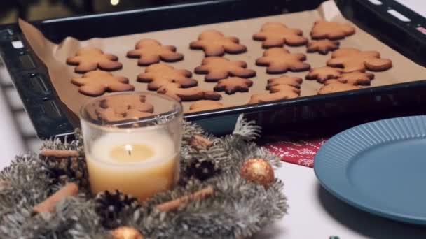 Su carta pergamena sono biscotti allo zenzero fatti a casa. — Video Stock