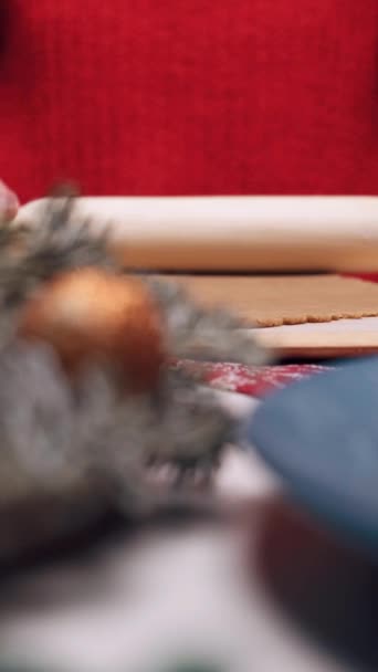 Zelfgemaakte gemberkoekjes maken voor Kerstmis. Verticaal beeld. — Stockvideo