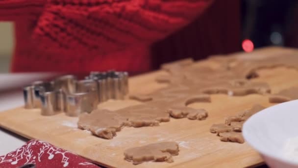 As mãos das mulheres põem massa de biscoito no pergaminho. Delicioso lanche de Natal. — Vídeo de Stock