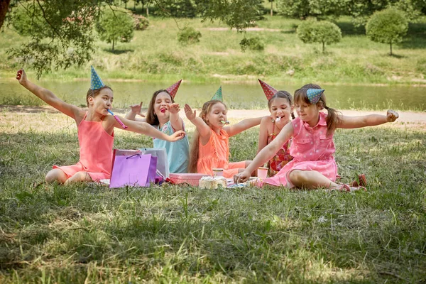 여자 아이들은 자연 속에서 생일을 축하 한다. 여름에 공원에 있는 소풍. — 스톡 사진