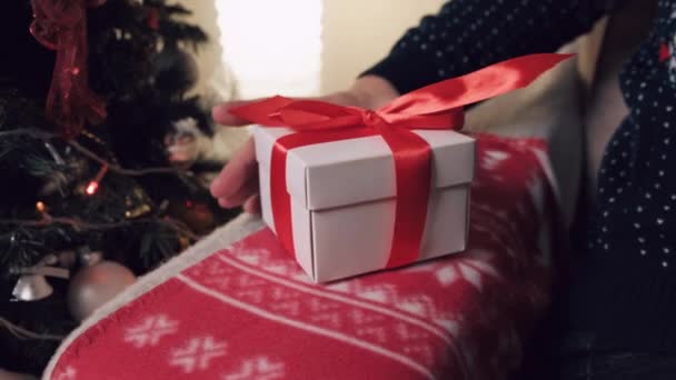 Regalo de Navidad en una caja con lazo de cinta. Un hombre le da a su amada esposa un regalo. — Vídeo de stock