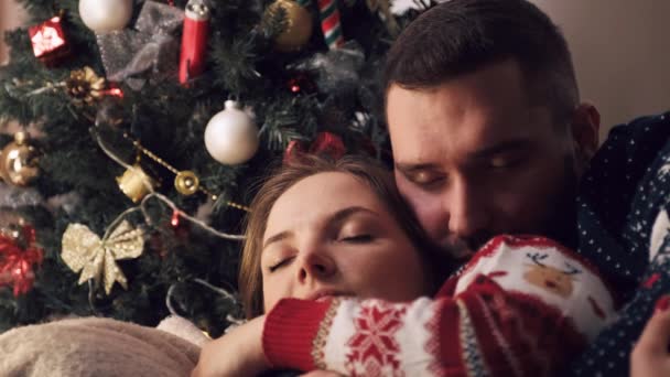 Deux amants se sont réveillés ensemble sur le canapé le jour de Noël. Câlin — Video